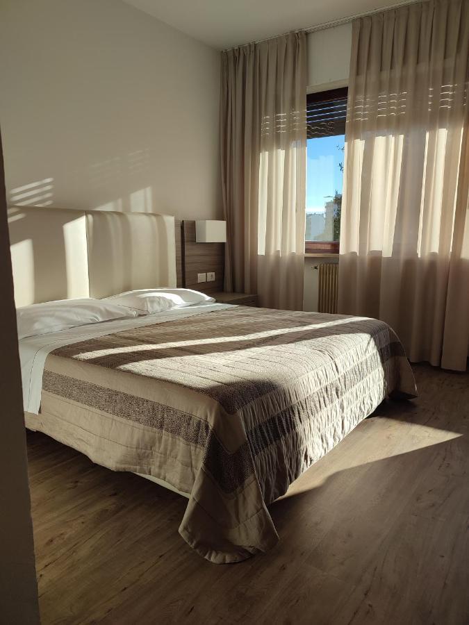 Hotel Cristallo Конельяно Экстерьер фото